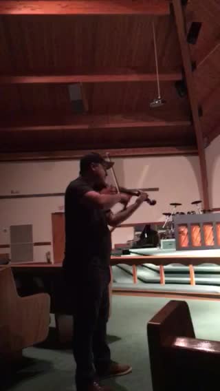 Violinist plays "Joy To The World" beautifully in a church with amazing acoustics!