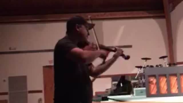 Violinist plays "Joy To The World" beautifully in a church with amazing acoustics!