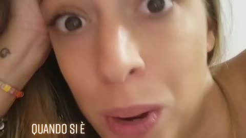 In contraddizione con se stessi.