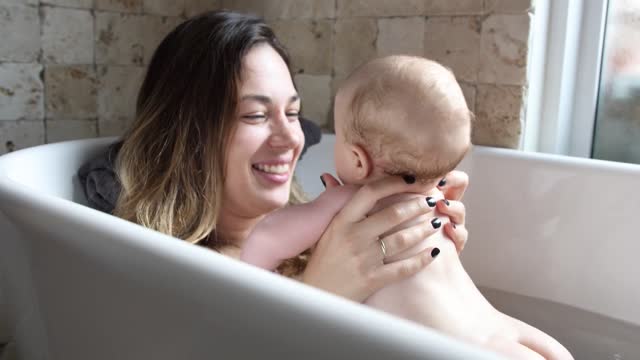 LINDO BEBÊ NA BANHEIRA COM SUA MÃE TOMANDO BANHO E FELIZ