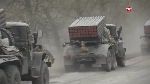 Armée russes en Ukraine. Notez le drapeau soviétique proéminent sur le BMP-2.