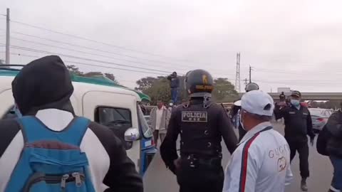 Peruvian farmers also rise up. Blocked roads, highways and bridges in many areas of the country
