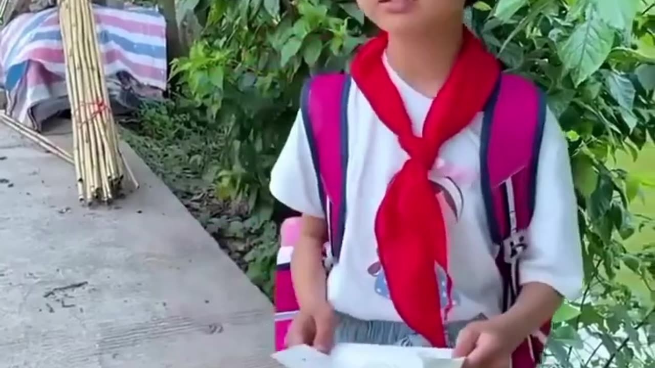Bacchi ko milaya super hero se🤣🦍