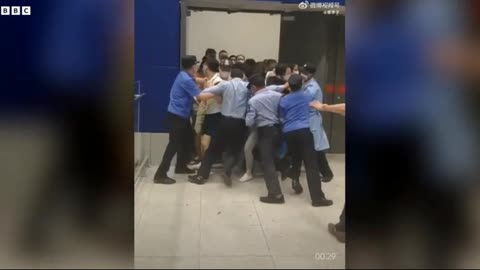 סין קונים באיקאה נמלטו מניסיון של שומרי החנות לסגור אותם בה עקב גילוי של בן 6 אסימפטומטי