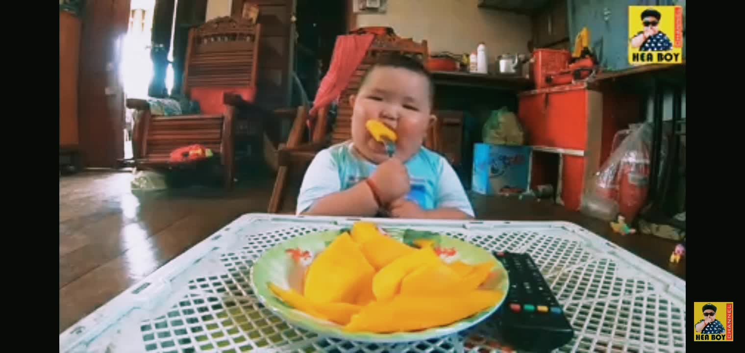 Toddler gives confusing reaction after tasting a mango