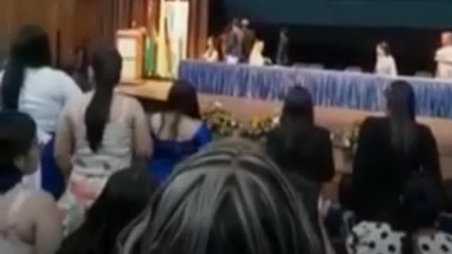 Video: Encapuchados irrumpieron en ceremonia de grado de la UIS