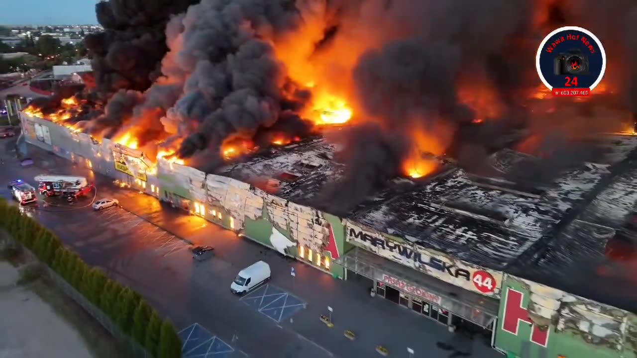 A shopping center in Warsaw, with hundreds of independent stores, on fire 😥