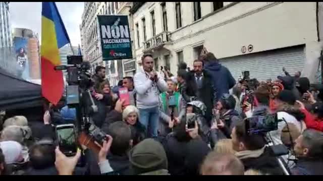 Brussels: People gassed while listening to speeches!