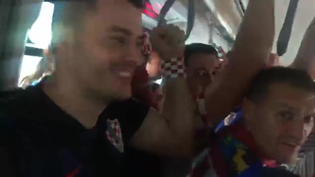 Slavonci vlakom stigli u Zagreb bodriti Hrvatsku