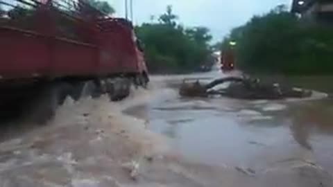 Dangerous flood in India: the truck with driver and is swallowed brutally...part-2