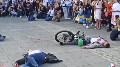 Ukrajinské pouliční divadlo v Polsku pro západní média a sponzory Kyjevských nacistů