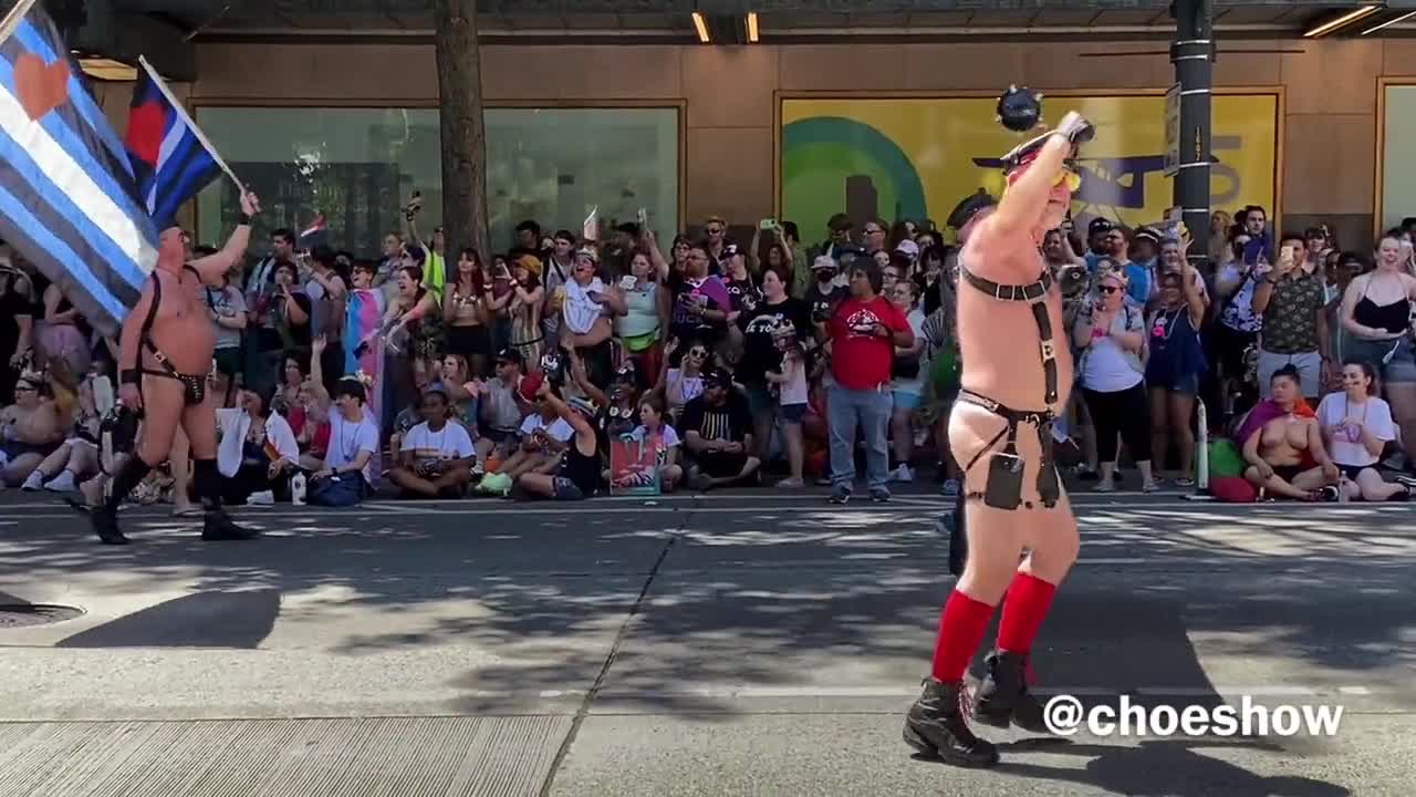 Parada e Krenarisë së Seattle-it: Burrat me këto veshje ishin gjysmë të diskutueshme, veçanërisht para fëmijëve të vegjël.