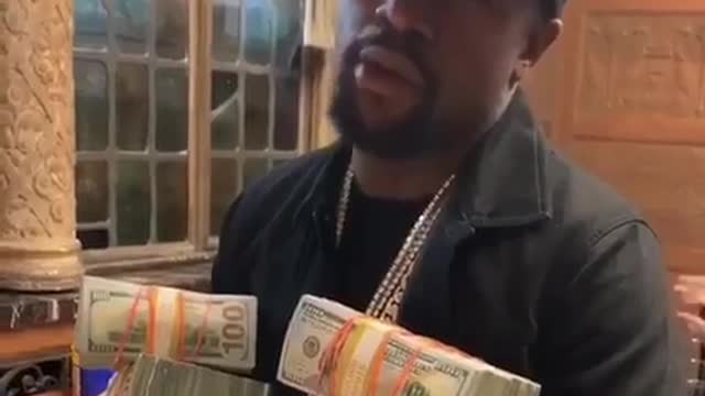 Floyd Mayweather Proves He Got More Money Than, Most Rappers