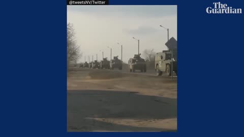 video shows Ukrainian "tank man " trying to block Russian military convoy