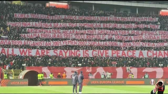 Ces supporters de l'Etoile rouge de Belgrade fait passer un message FORT pour les Etats-Unis