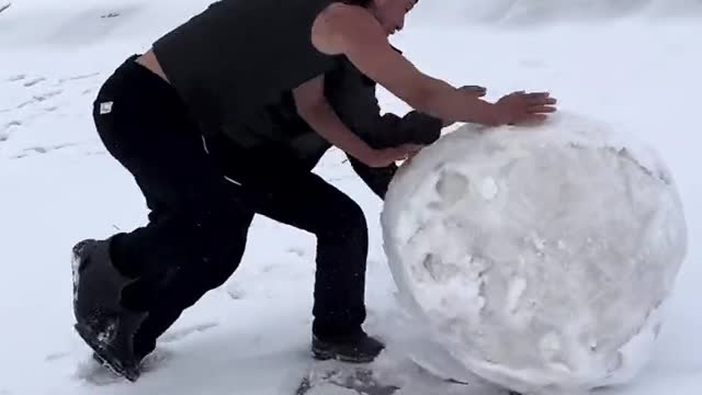 Challenge today to roll the biggest snowball in the whole network, oh~ #玉小owcoupleoutdoor