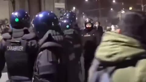 Polizia sempre più bestiale - Studenti a Milano