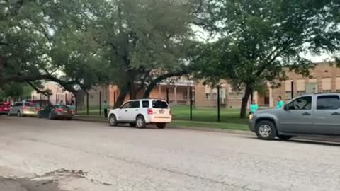 Smiling teachers, new fencing and DPS troopers greet families on the first day a