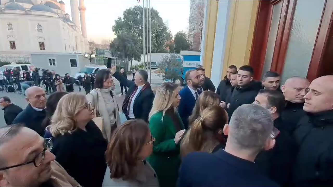 Deputetët e opozitës ndalen para kuvendit