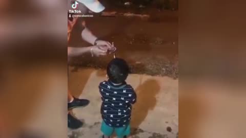 Menino coloca todo mundo pra correr