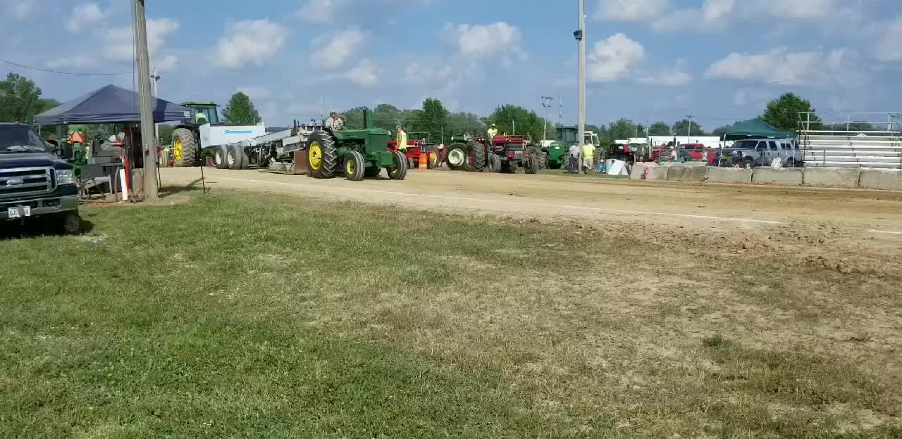 Tractor pulling JD 80