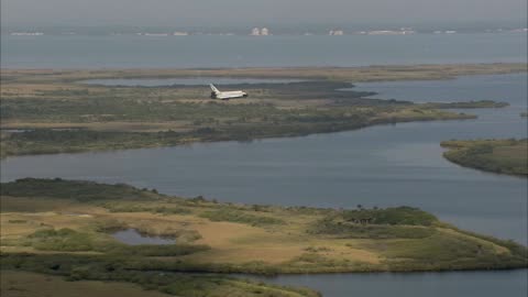 Space shuttle landing with parashot