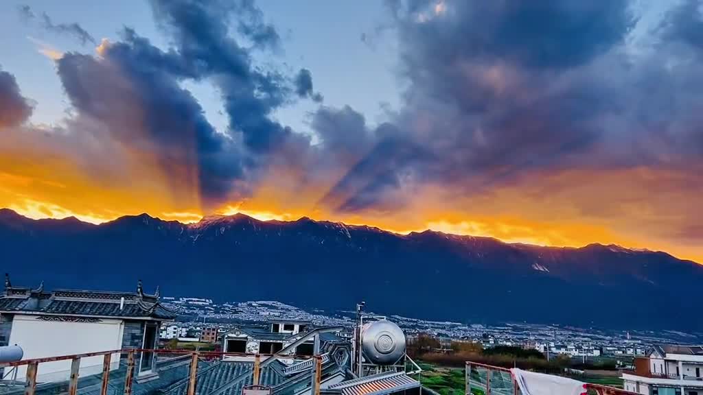 Stay away from the city and see the beautiful mountains and rivers together.