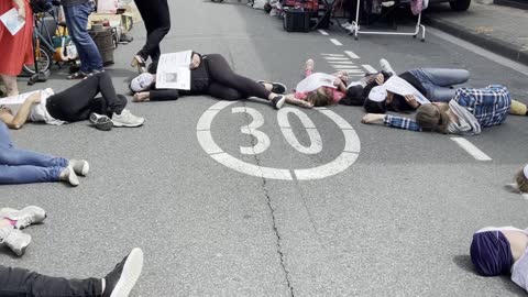 LEs MAsques Blancs Lyon et PEc69 Action Die Dead à BELLEVILLE le 17 juillet