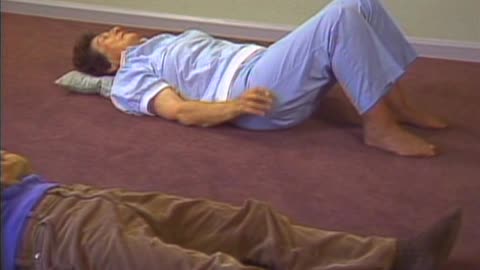 Feldenkrais Method Basics 01 - Training the flexors - Elbow to knee - with Stephen Rosenholtz