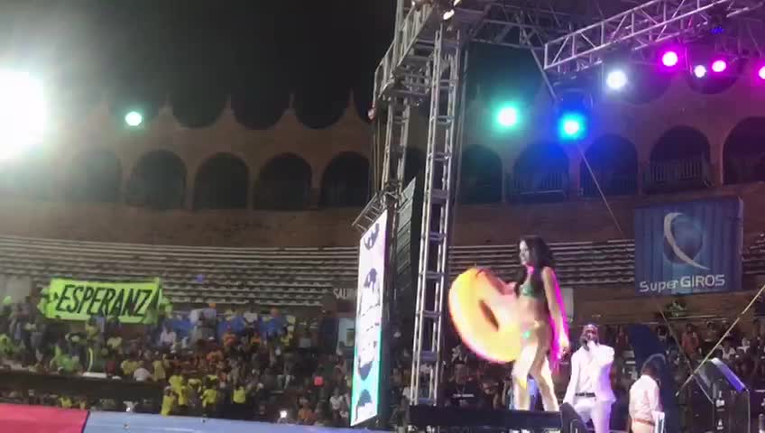 Desfile de traje de baño en la elección y coronación