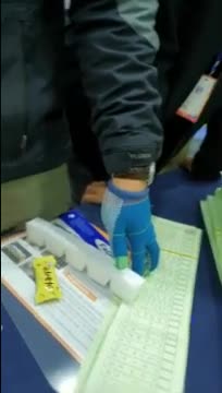 비례투표용지 100장 중 29장 투표관리인 도장 안 찍혀 있음