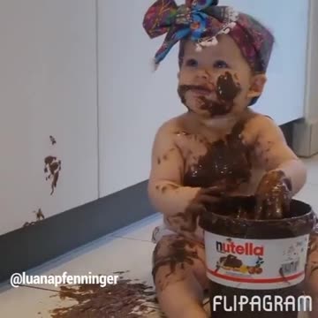 Una beba queda sola con un frasco gigante de Nutella. Puedes imaginarte lo que sucede luego.