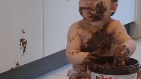 Una beba queda sola con un frasco gigante de Nutella. Puedes imaginarte lo que sucede luego.