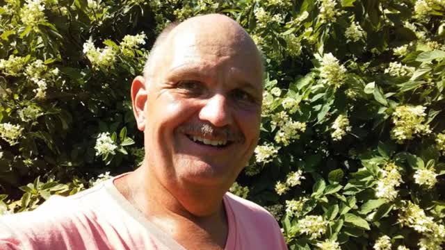 George and his Giant Box of Fresh Mountain Apples – NC Apple Festival – George at Lake Lure (2018)