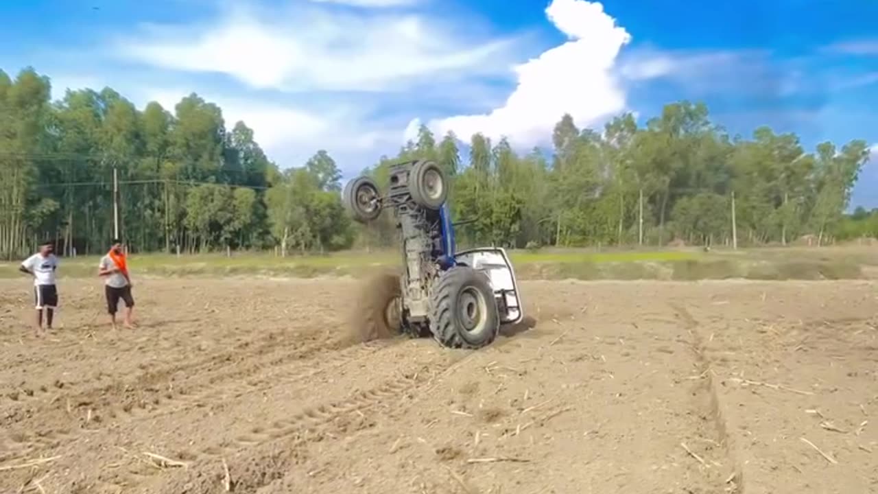 Tractor stunt 😱🚜