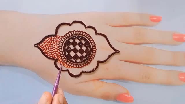 What a beautiful way to apply Mehndi