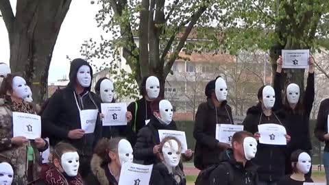 Les MAsques Blancs Lyon Enterrement de nos libertés le 10 avril