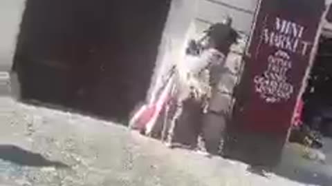 Ukrajinská vlajka jde na ulici v Praze dolů