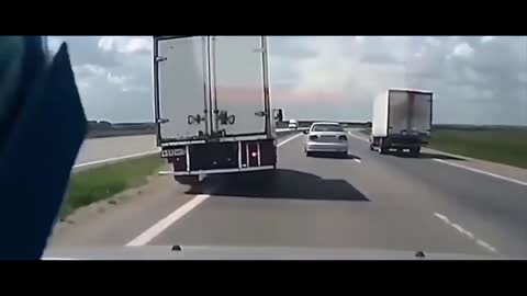 Shocking overtaking manoeuvre - Crazy driving