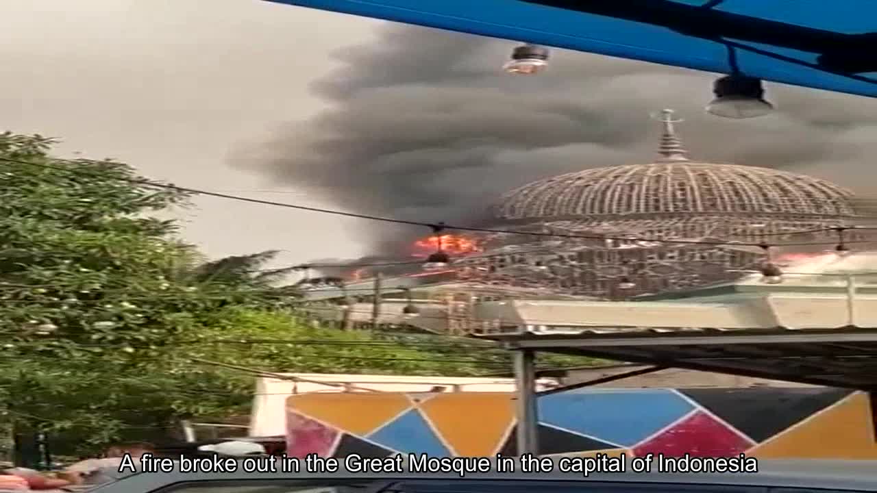 A fire broke out in the Great Mosque of the Islamic Center in the capital of Indonesia