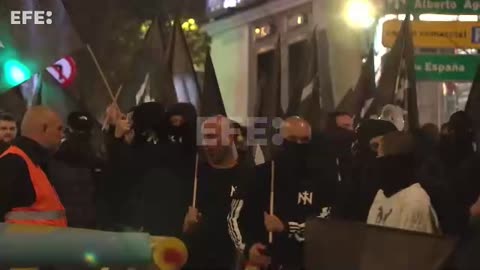 la Policía carga contra manifestantes pacíficos de la protesta contra el Gobierno de Pedro Sánchez