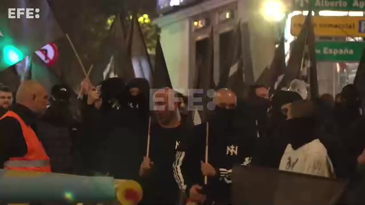 la Policía carga contra manifestantes pacíficos de la protesta contra el Gobierno de Pedro Sánchez