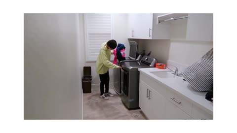 SCARY Halloween Prank On Friends! - Washing Machine