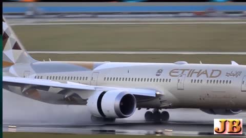 WET ETIHAD B787-9 CROSSWING LINDING