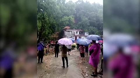 Landslide causes house to collapse in eastern China