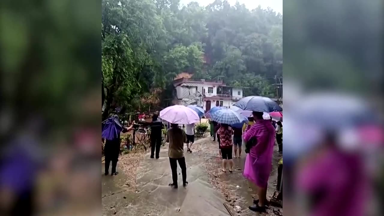 Landslide causes house to collapse in eastern China