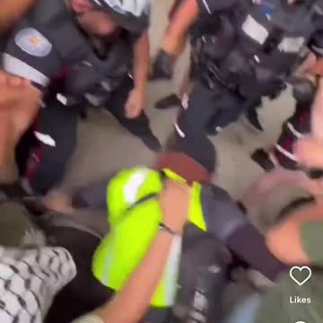 YIKES 🇨🇦 Scene unfolding in TORONTO right now between Pro Palestine and Toronto Police