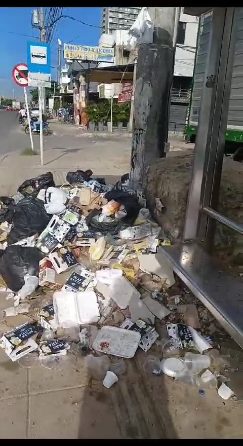 Paraderos de la Transversal 54 se convierten en basureros satélites