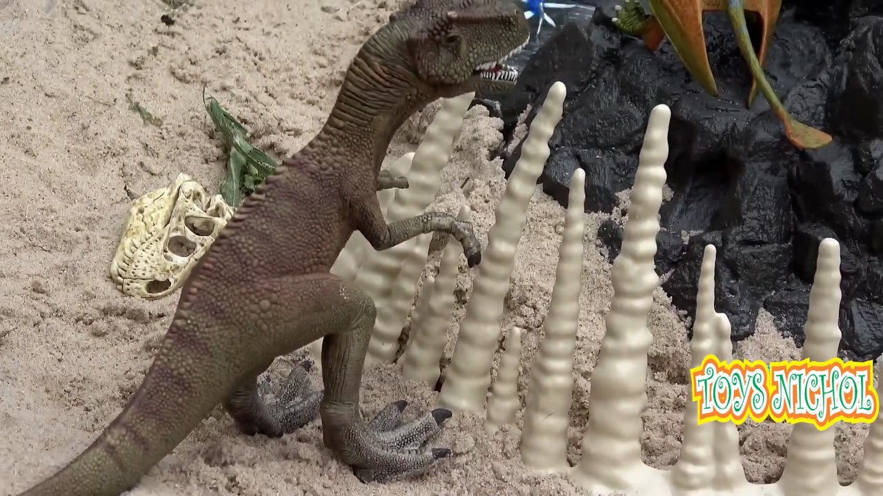 Stegosaurus Attacked by Another Dinosaur and Fight Back with the Spikes On His Back