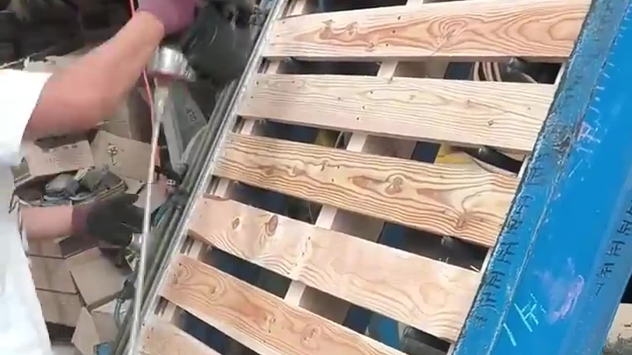 Making wooden pallet simply this way with useful tool